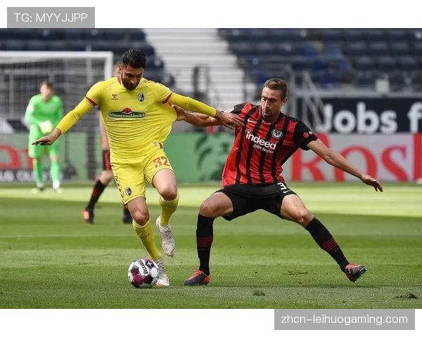 特写镜头：美因茨门将出击失误后，对方前锋冷静罚入点球瞬间